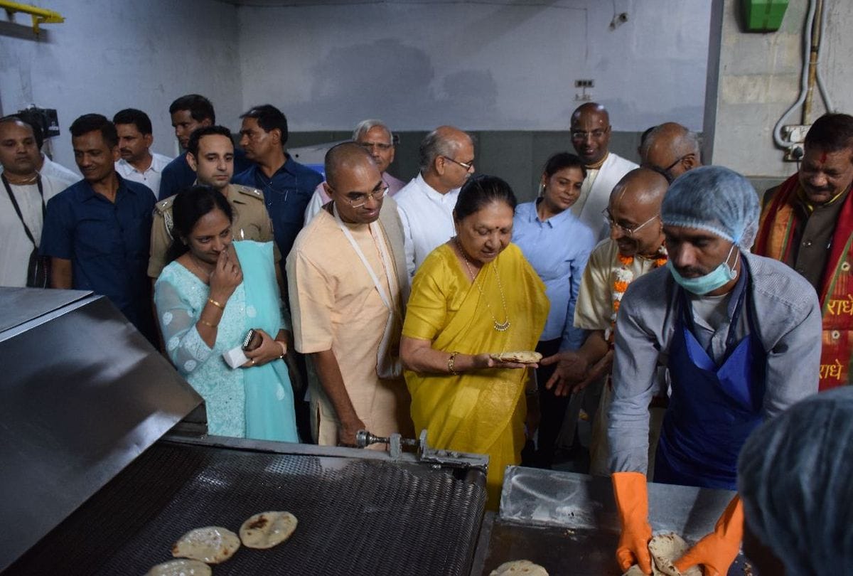 Up Governor Anandi Ben Patel served food to children in akshaya patra vrindavan