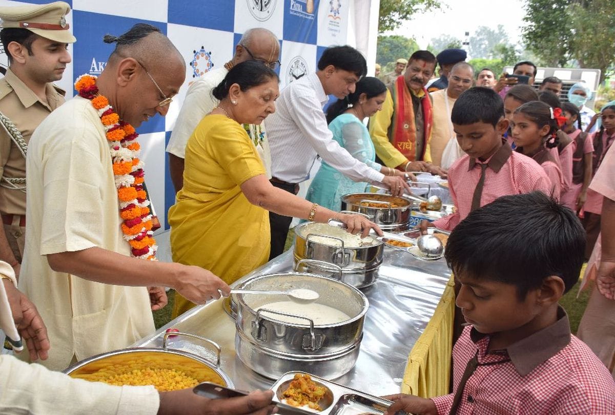 Up Governor Anandi Ben Patel served food to children in akshaya patra vrindavan