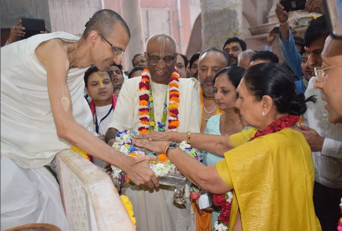 Up Governor Anandi Ben Patel served food to children in akshaya patra vrindavan