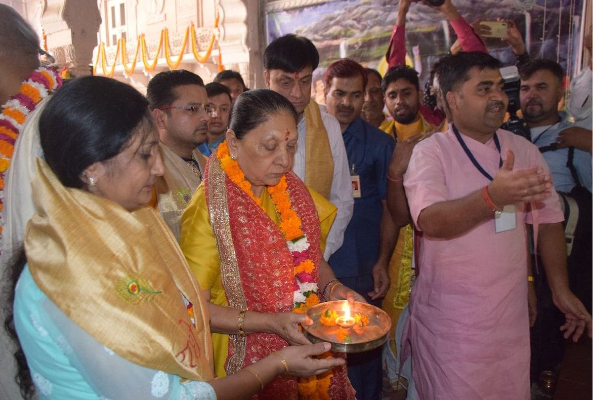 Up Governor Anandi Ben Patel served food to children in akshaya patra vrindavan