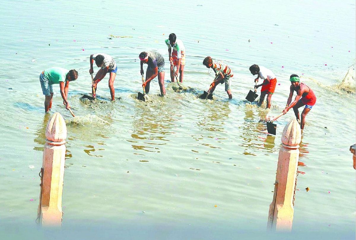 cleaning Yamuna river for Yama Dwitiya in mathura
