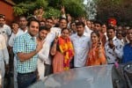 जीत के बाद समर्थकों के साथ विजयी निशान बनाती साढौरा सुरक्षित सीट से कांग्रेस प्रत्याशी रेणूबाला