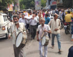 राष्ट्रीय ध्वज में लिपटे पूर्व सांसद की शव यात्रा में शामिल अधिवक्ता व अन्य।