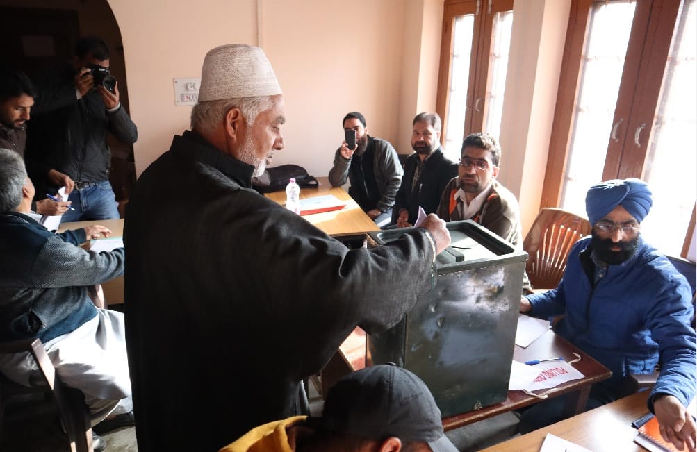 Independents dominate BDC election, winning 217 out of 307 in jammu and kashmir