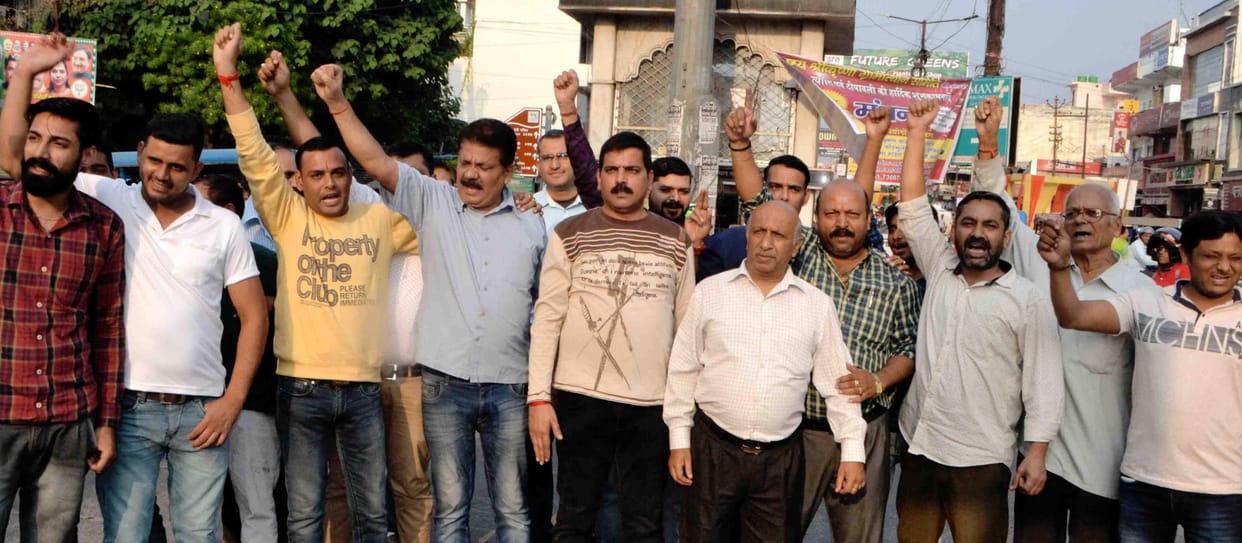 Traders burnt effigy of municipal administration on chaos