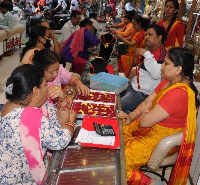 Dhanteras 2019 Shopping of 750 crore in uttarakhand Huge rush in market