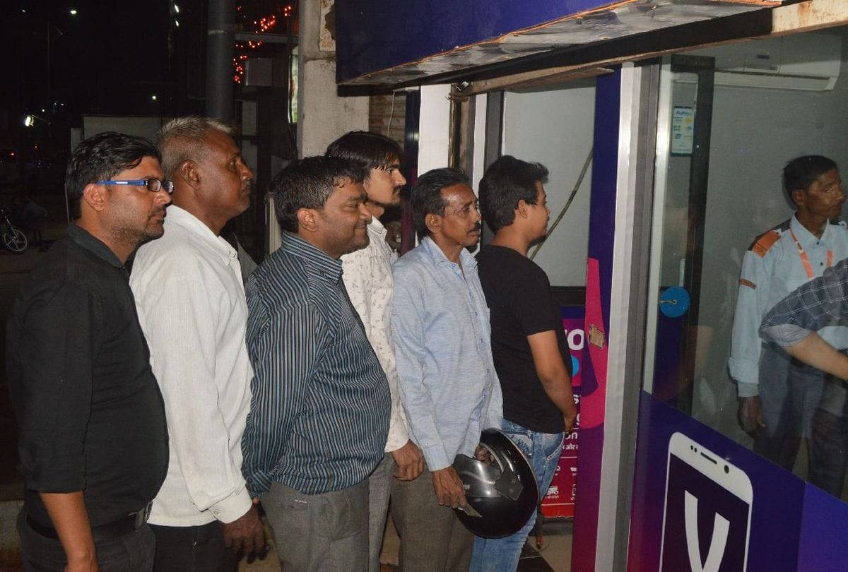 atm empty before the diwali festival in agra