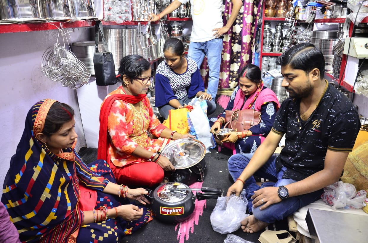 Shining market on Dhanteras festival, turnover of 50 crores