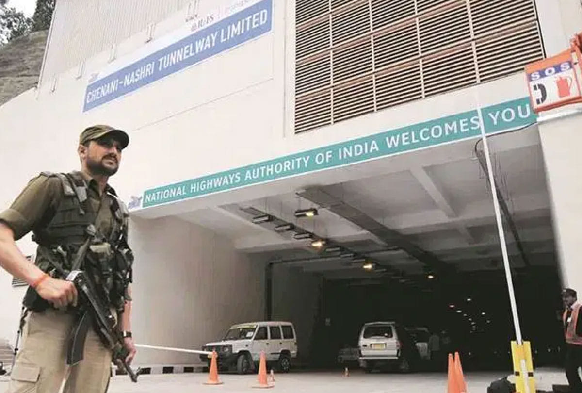 Traffic Started Unilaterally On Jammu-Srinagar National Highway after four days of landslide