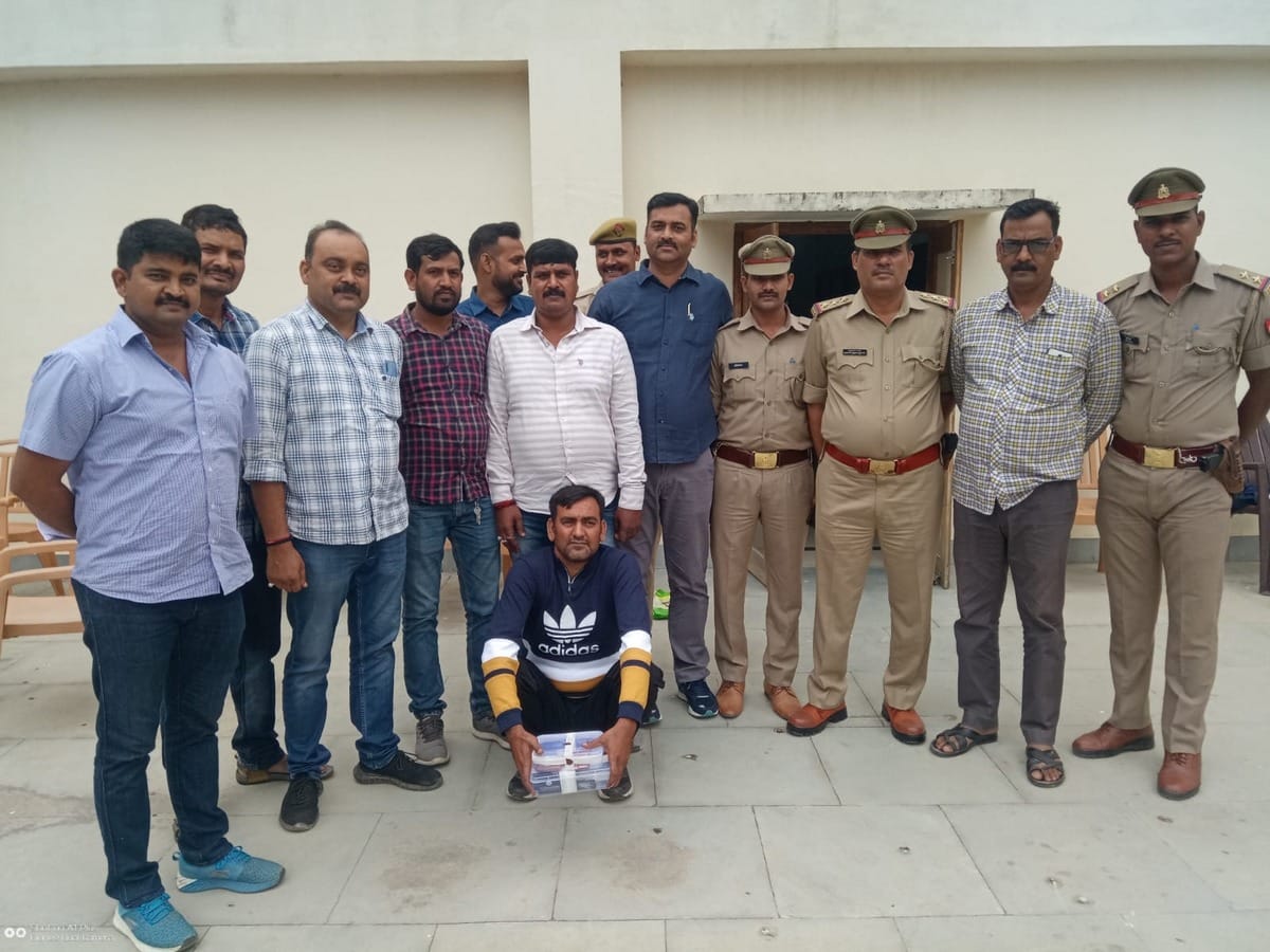 crime branch cantt police arrested absconding criminal from 10 years railway station varanasi