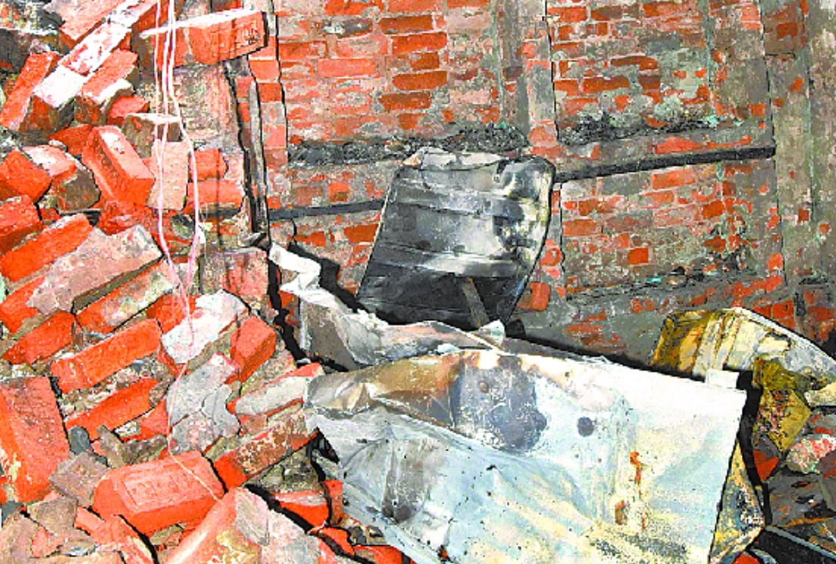 fire broke out from leaking in gas cylinder in home in lucknow