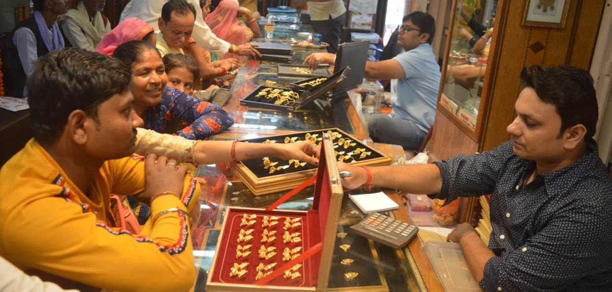 Dhanteras 'Shagun' with a turnover of eight crores