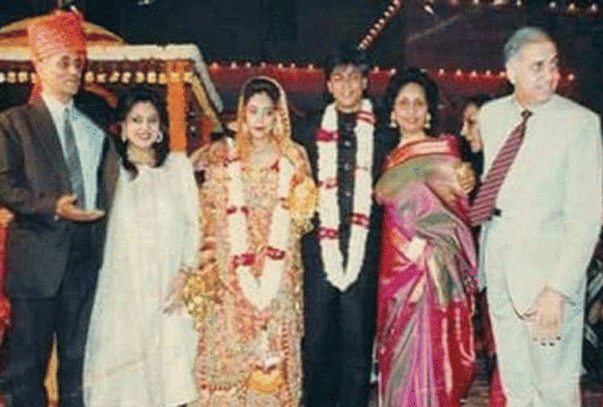 shah rukh khan gauri khan wedding anniversary look at the wedding album of them