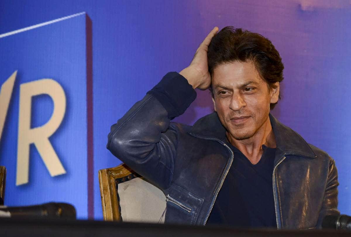 Police came to arrest Shahrukh Khan and he thinks his fans are there to meet him