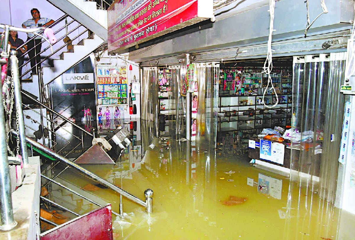 market filled with water after pipeline broken in lucknow