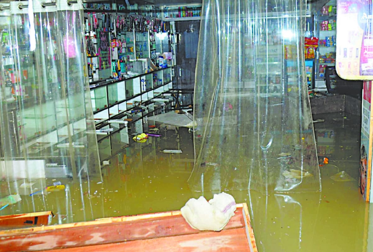 market filled with water after pipeline broken in lucknow