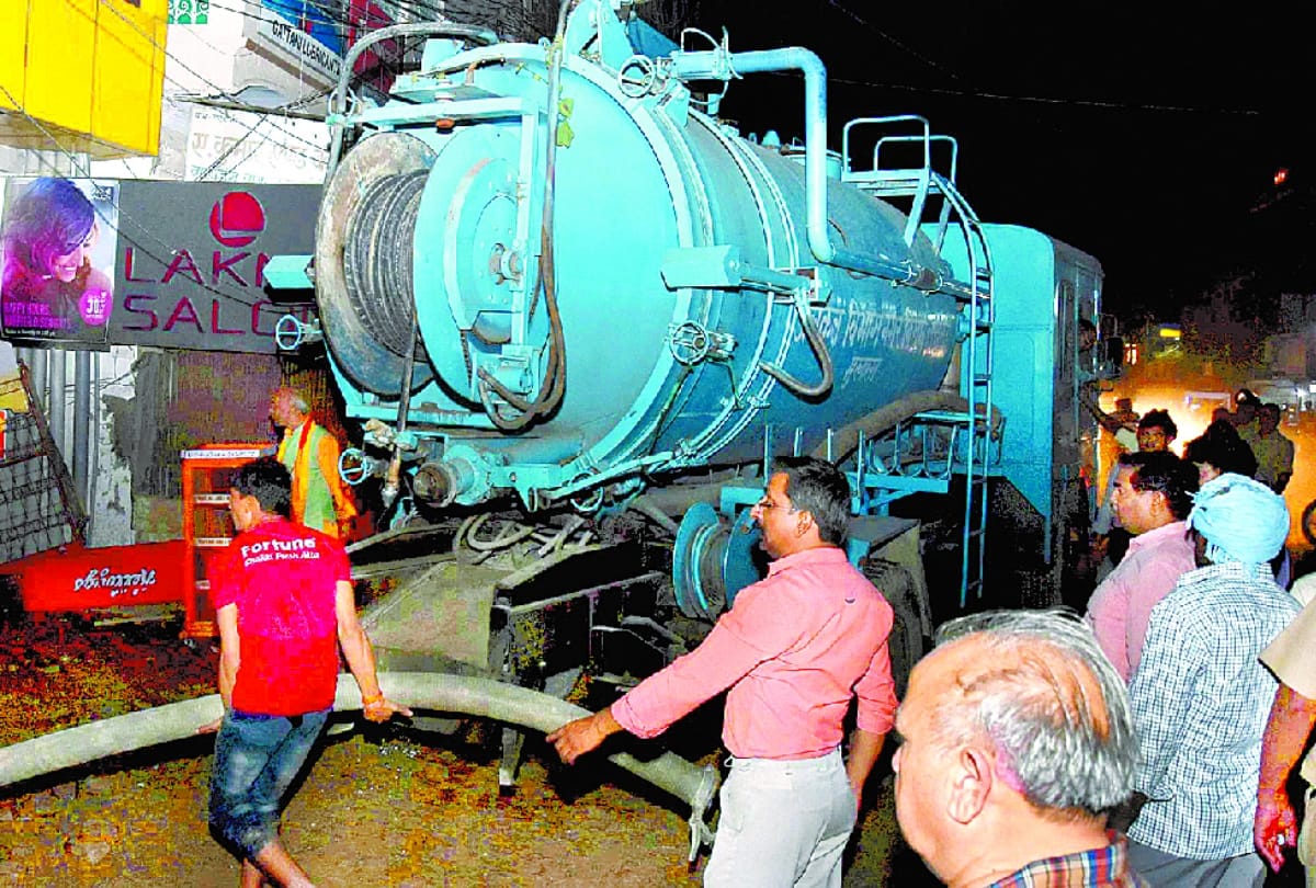market filled with water after pipeline broken in lucknow