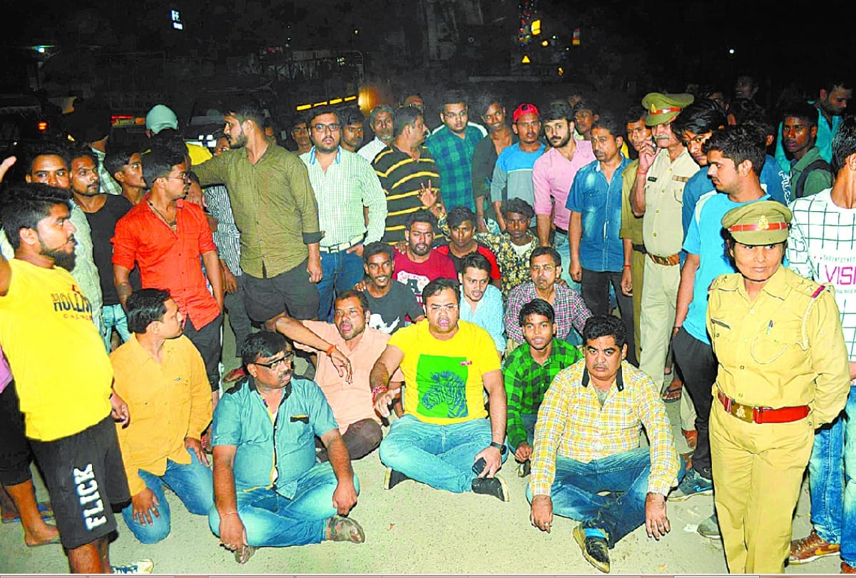 market filled with water after pipeline broken in lucknow