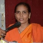 प्रेस कांफ्रेंस में कमलेश तिवारी की पत्नी किरन तिवारी।