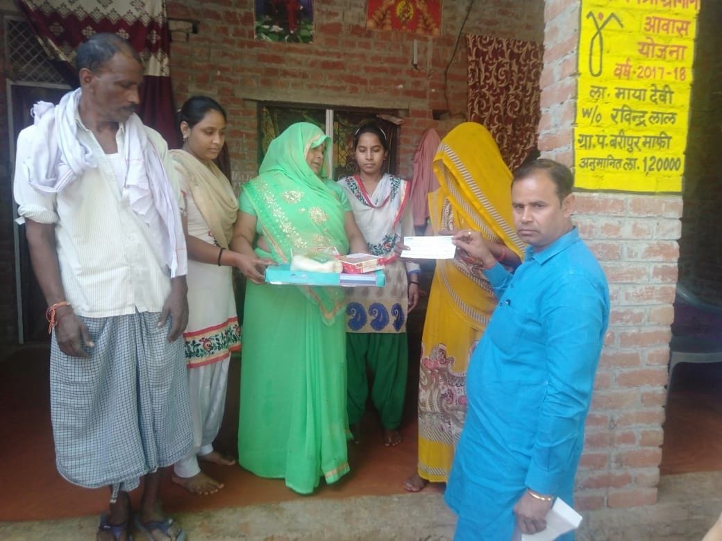 District Panchayat President gave financial help to the families of the deceased