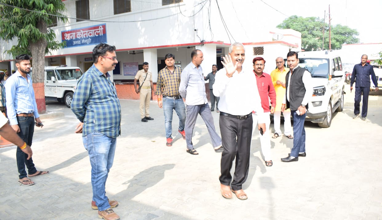 BJP karykarta come to thana after SPA neta