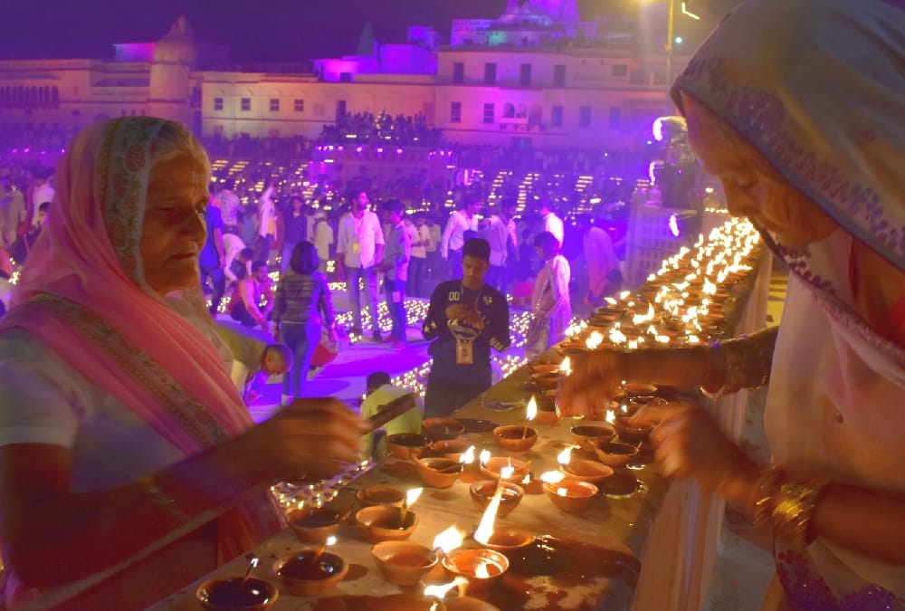 bollywood writer Manoj Yadav shared a girl photo after Ayodhya deepotsav