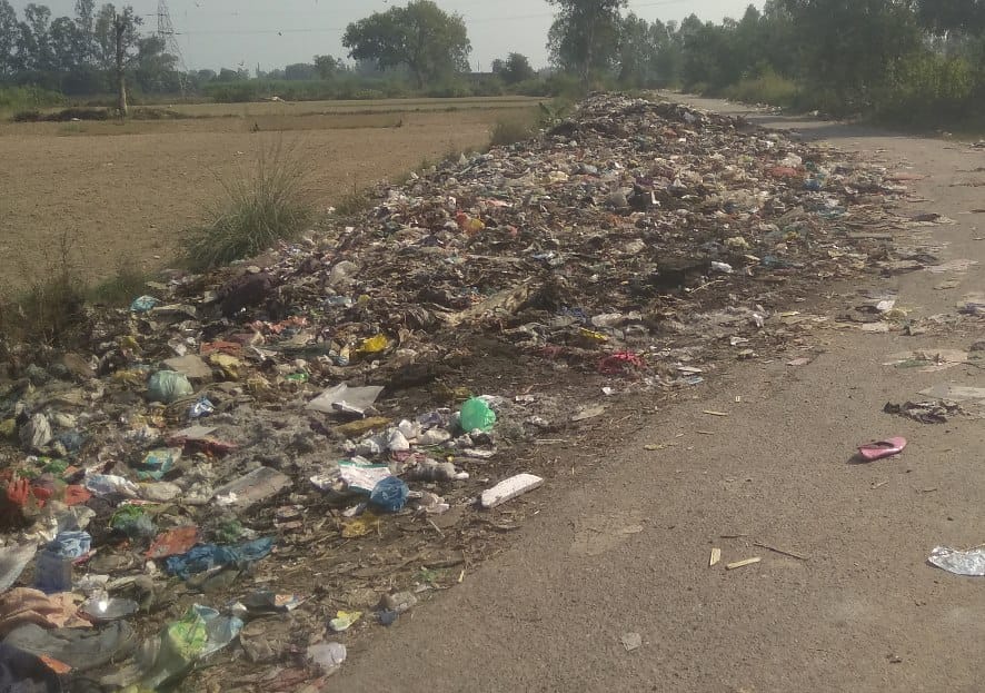 Garbage is in the grip of Mahavatpur Billauch-Chauganwa road