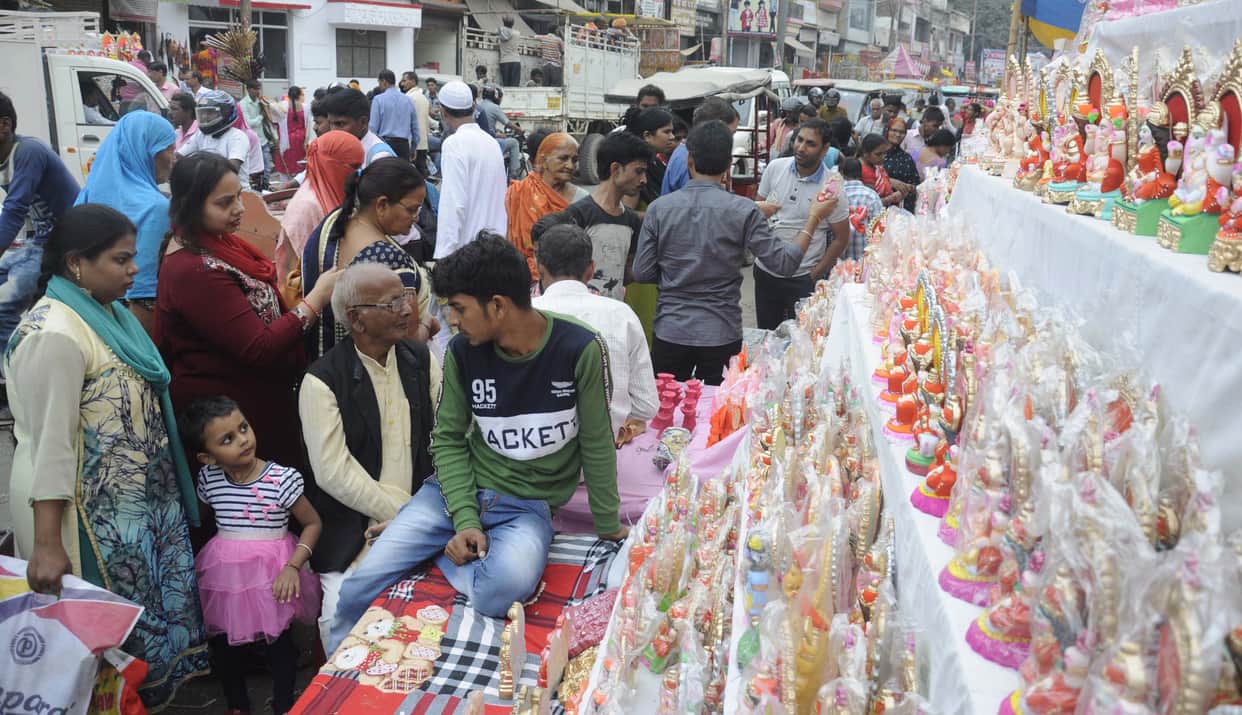 Pratapgarh: A volley of rupees, the market rose up