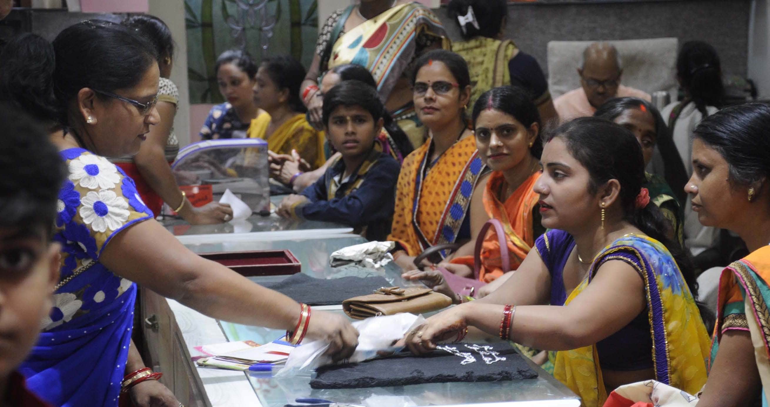 Pratapgarh: A volley of rupees, the market rose up