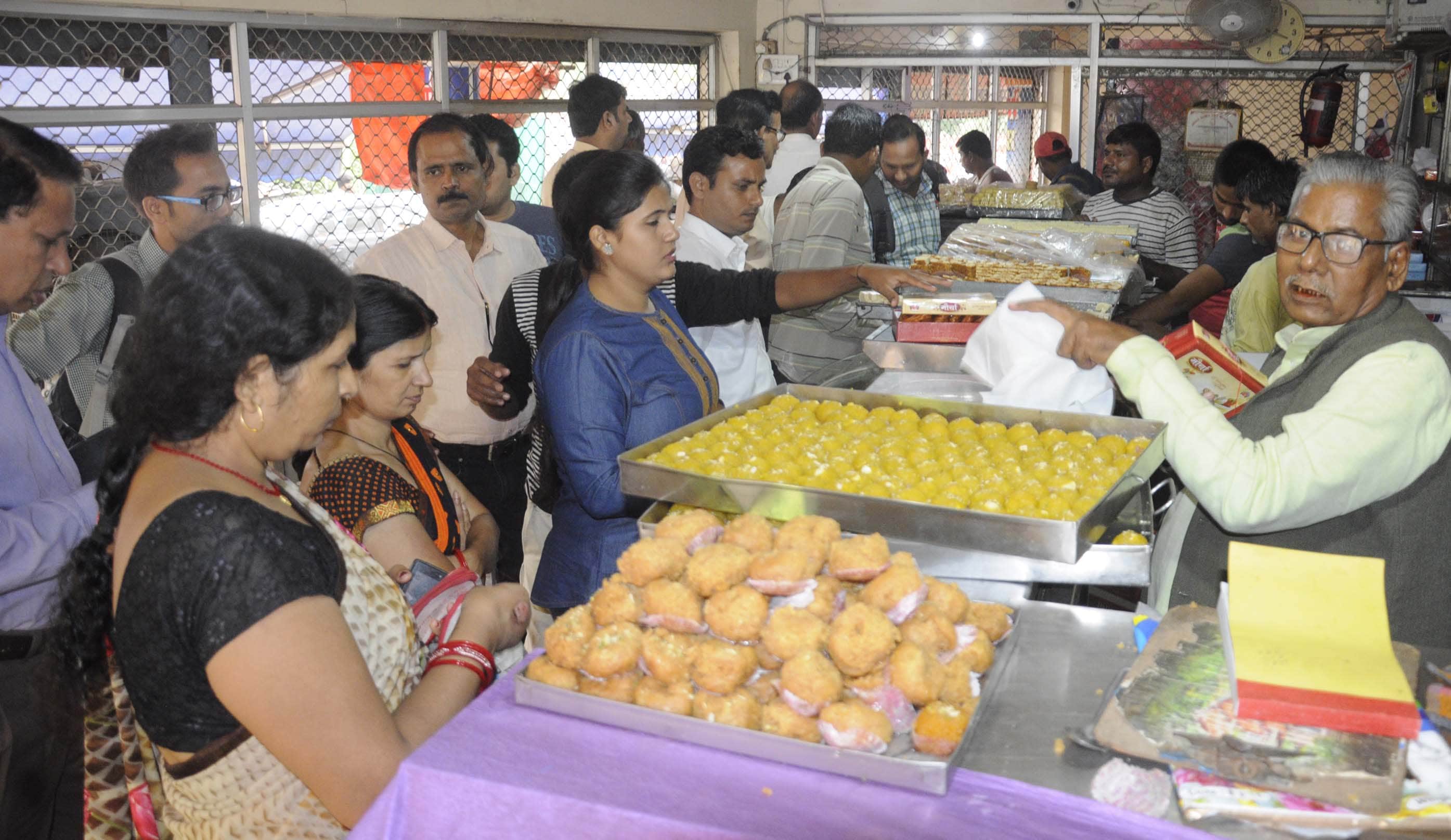 Pratapgarh: A volley of rupees, the market rose up