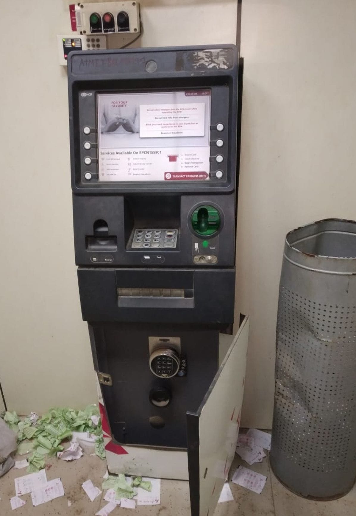 Thieves ho came to steal at the ATM escaped due to sirens