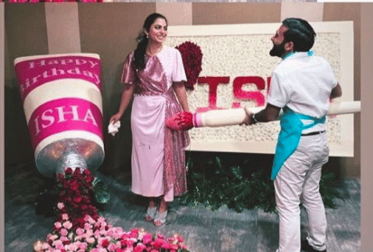 mukesh ambani daughter isha ambani celebrate her 28th birthday with karisma kapoor and friends
