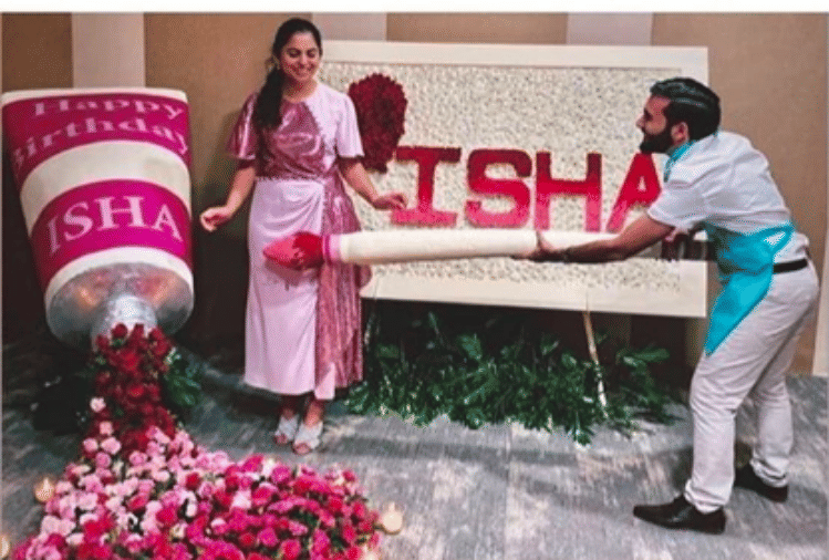 mukesh ambani daughter isha ambani celebrate her 28th birthday with karisma kapoor and friends