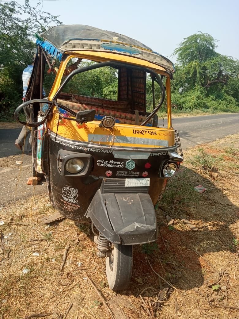 Uncontrolled auto overturns, eight injured