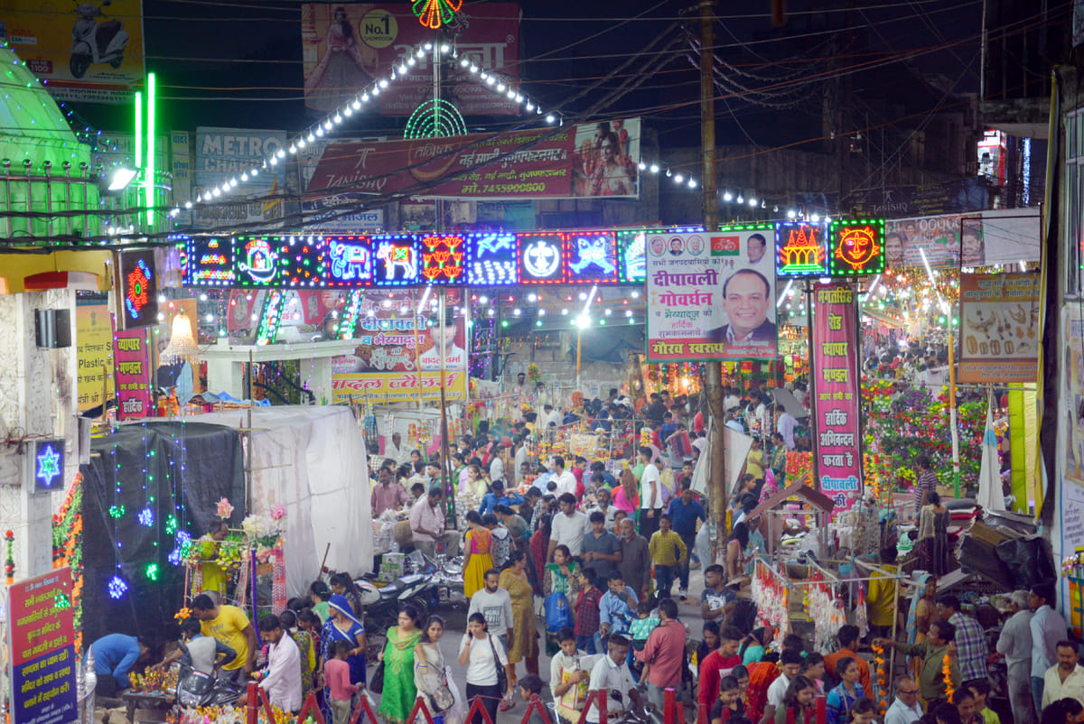 Crowd in markets for shopping on Chhoti Diwali