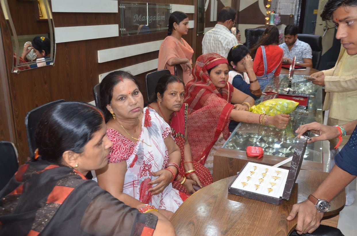 Market was buzzing on Dhanteras, buyers gathered