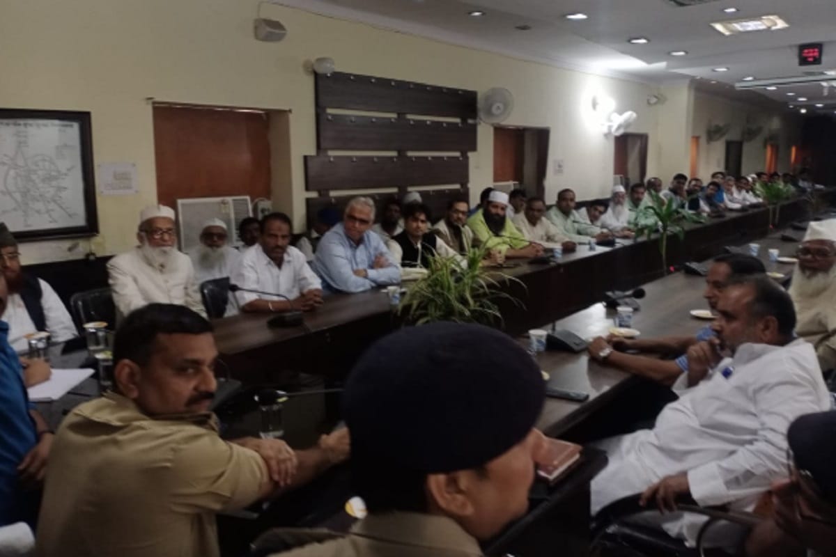 Importent Meaning with Muslim Community in Meerut police Line before Decision will Come on Ayodhya