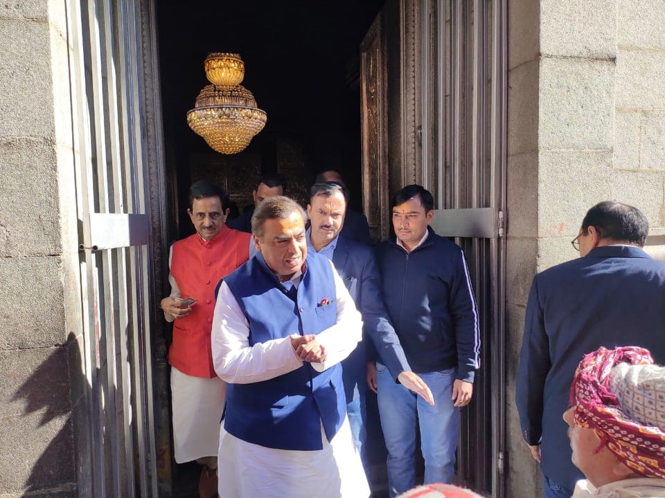 Mukesh Ambani Worship Badrinath dham on dhanteras and diwali 2019
