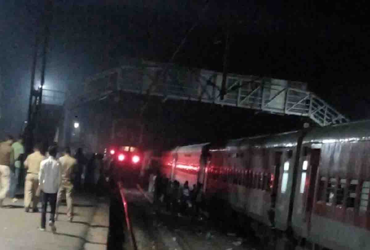 Freight train divided into two parts due to breakdown of couplings