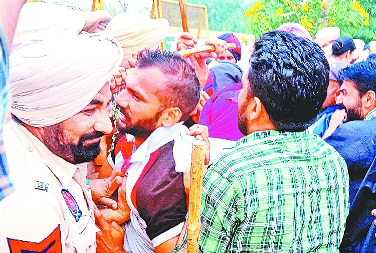 Punjab: Protest of teachers In front of education minister's House