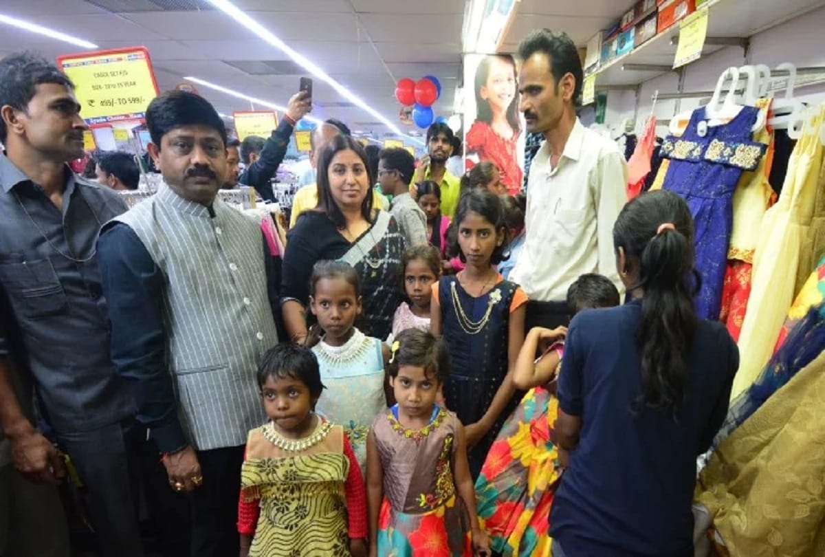 Minister Nandi and Mayor Abhilasha Gupta get Diwali shopping done for orphaned children