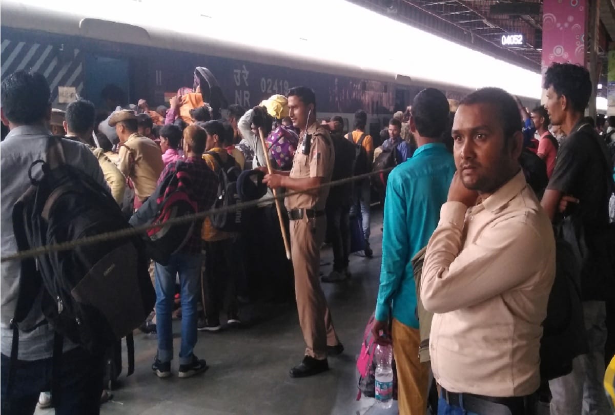 dieHeavy rush at railway stations in delhi on diwali