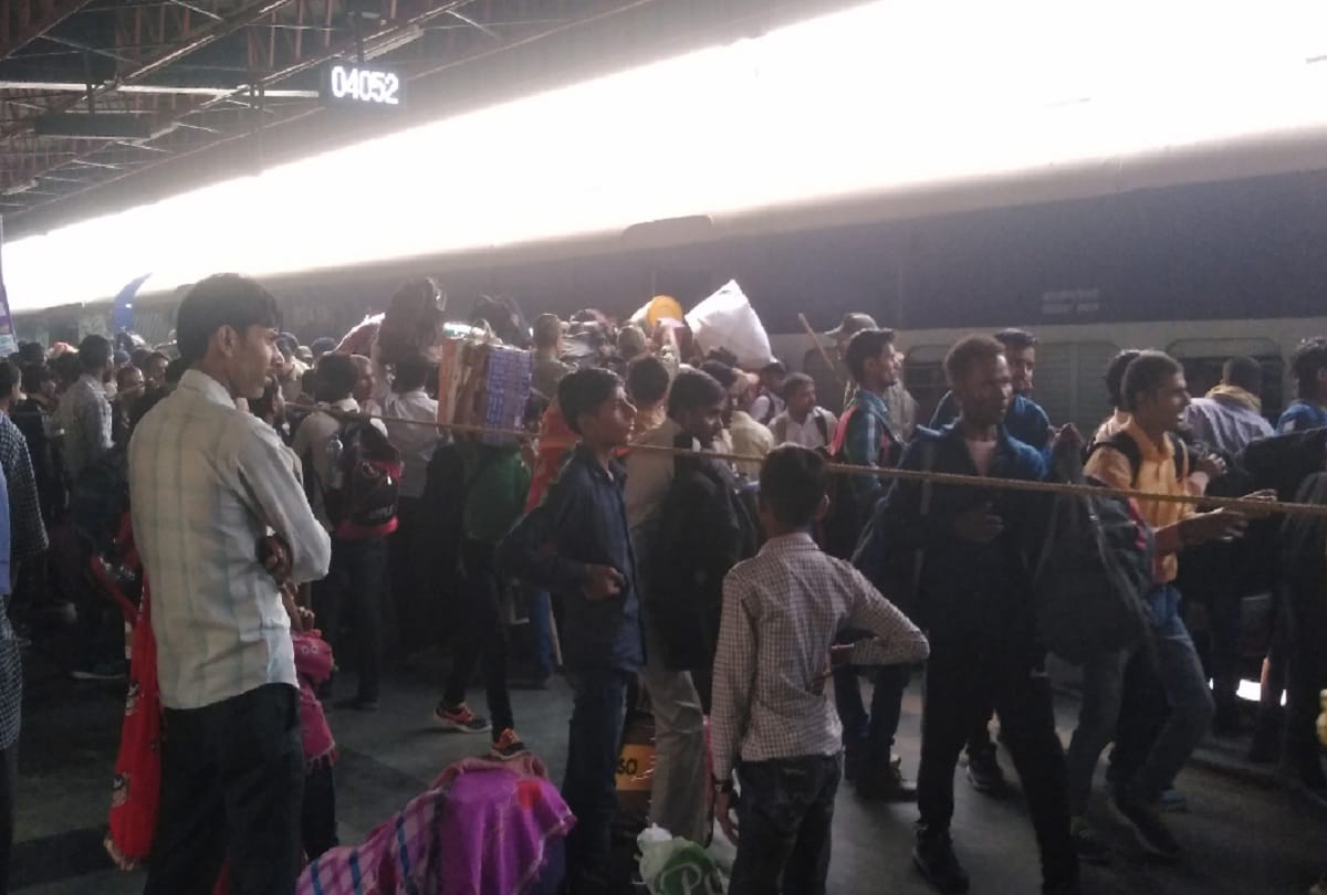 dieHeavy rush at railway stations in delhi on diwali