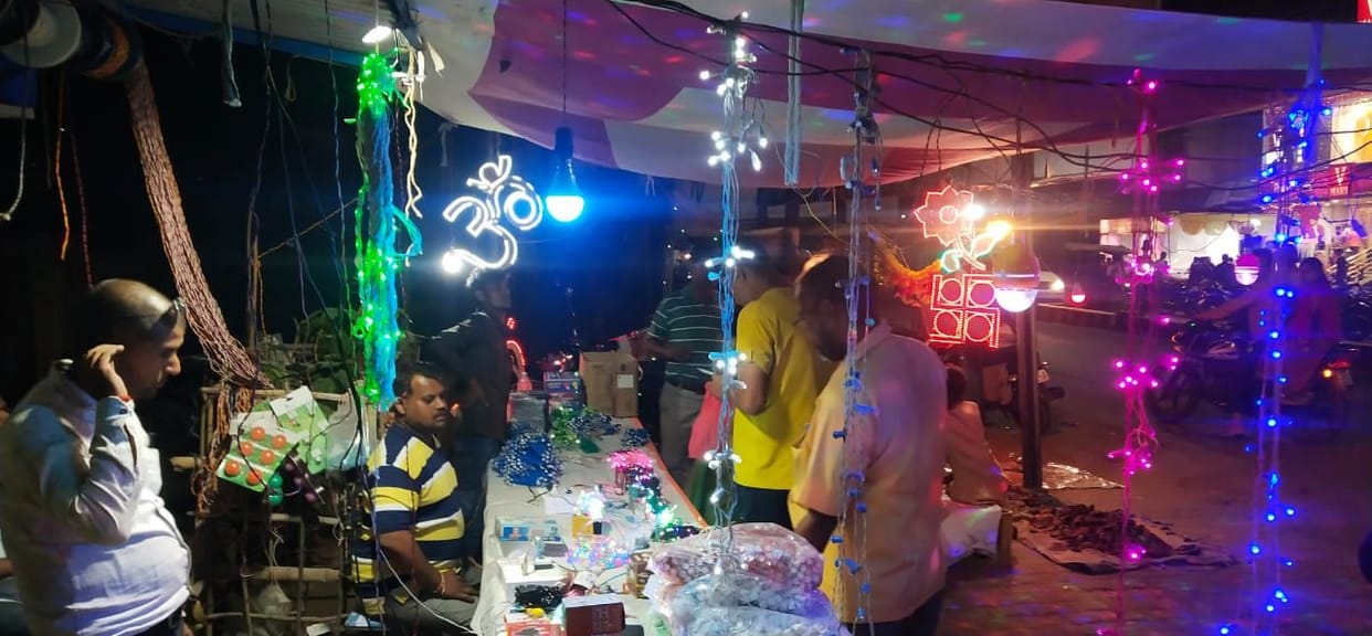 Diwali lively markets, worship today