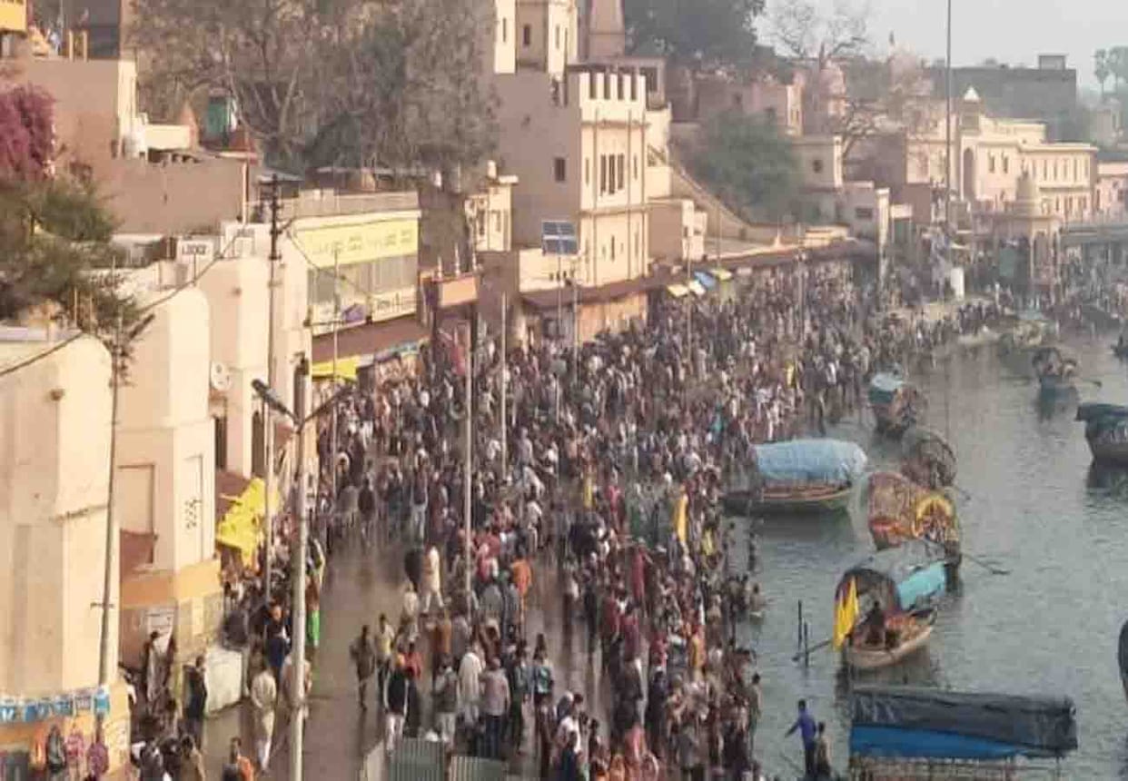 lakhs of pilgrims plunge into mandakini in chitrakoot on Diwali amavasya