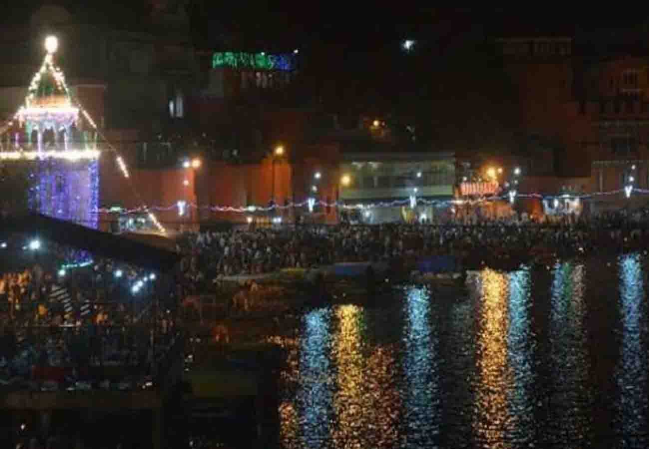 lakhs of pilgrims plunge into mandakini in chitrakoot on Diwali amavasya