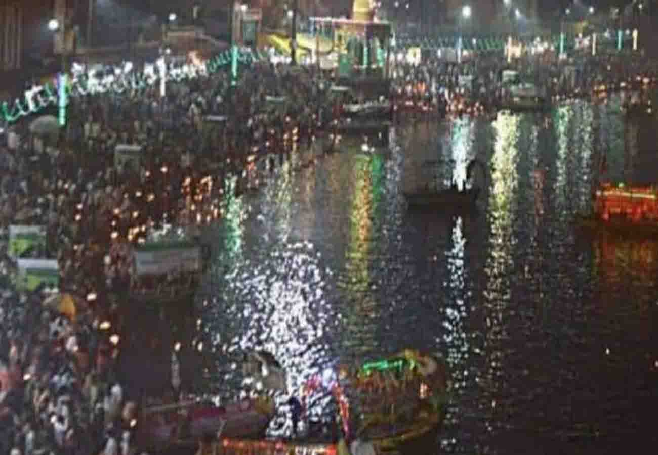 lakhs of pilgrims plunge into mandakini in chitrakoot on Diwali amavasya