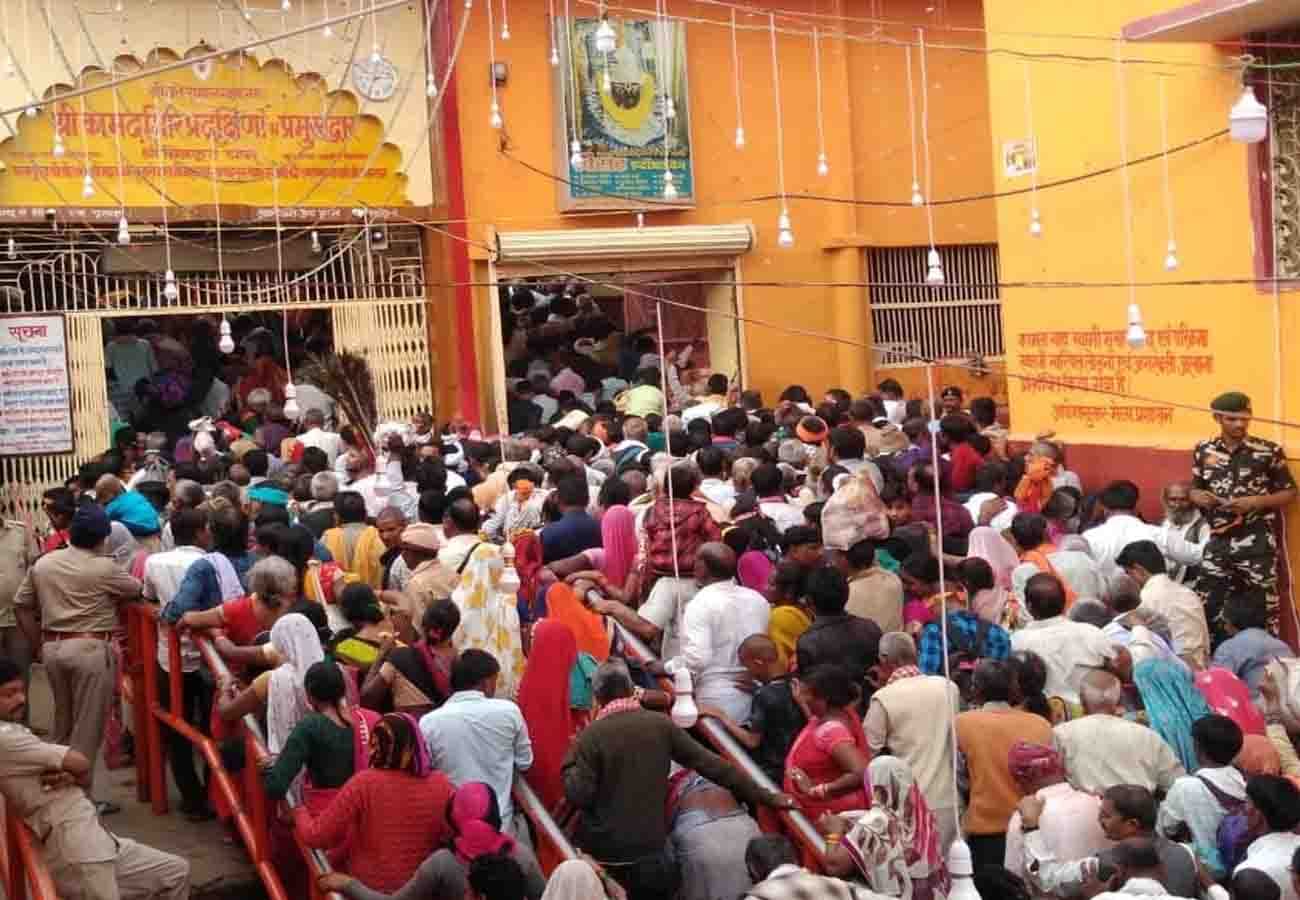 lakhs of pilgrims plunge into mandakini in chitrakoot on Diwali amavasya