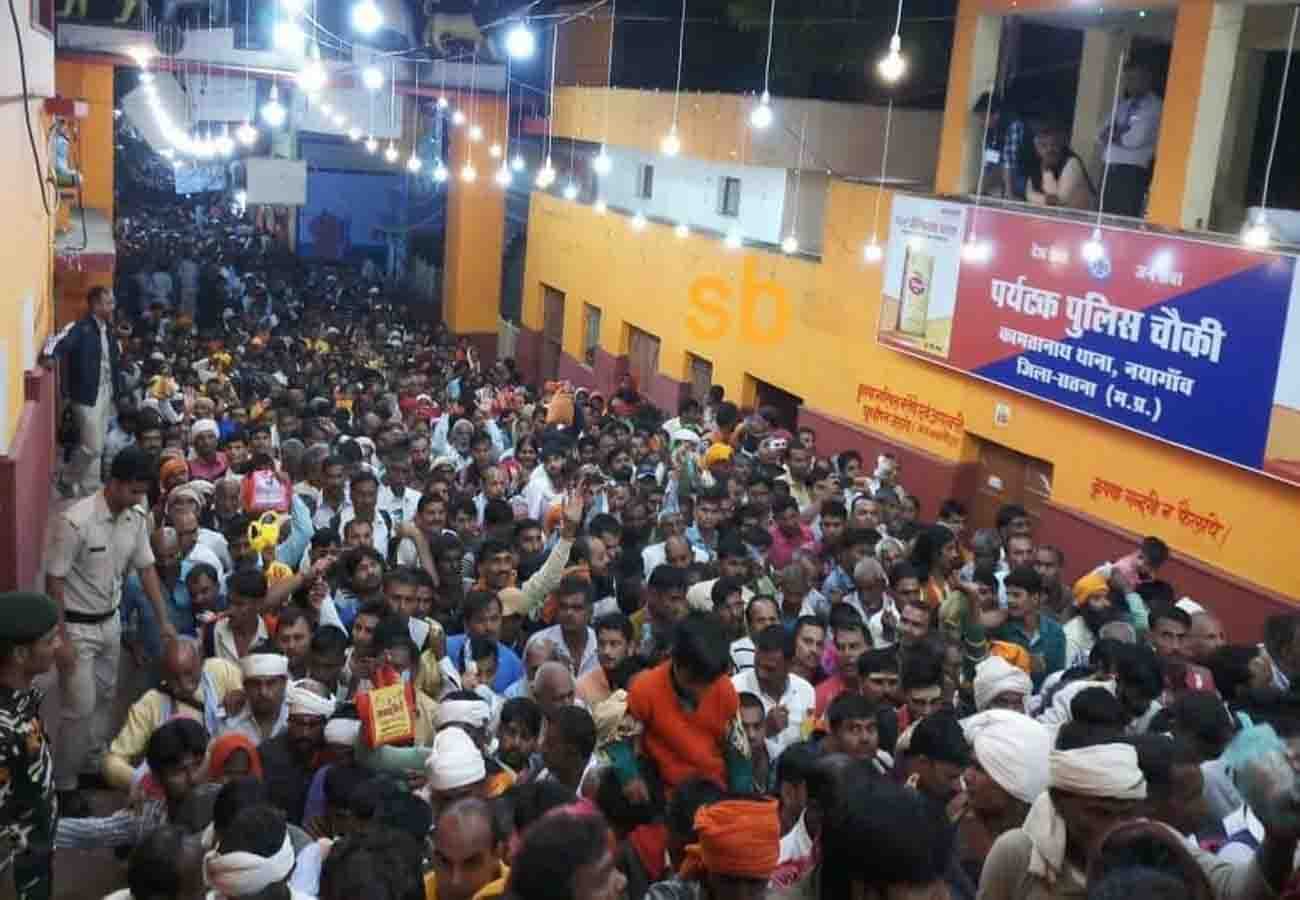 lakhs of pilgrims plunge into mandakini in chitrakoot on Diwali amavasya