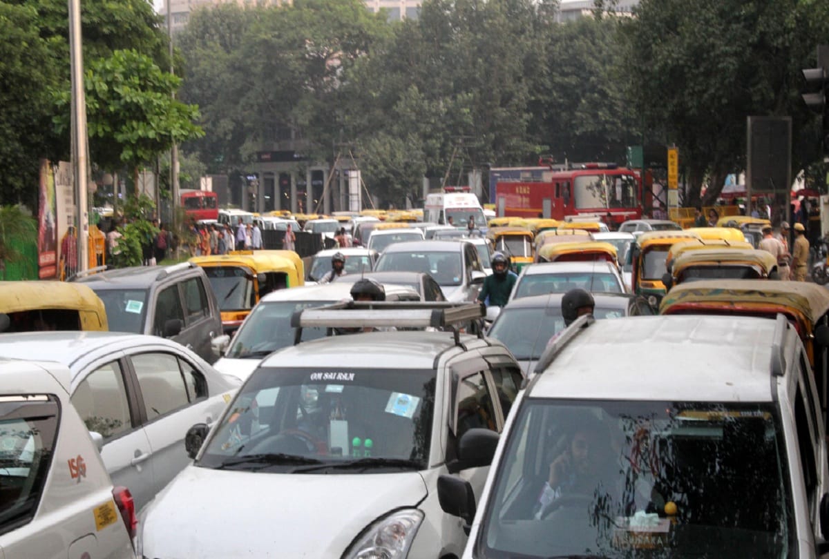 Protest against parking shutdown in Connaught Place businessmen put up posters
